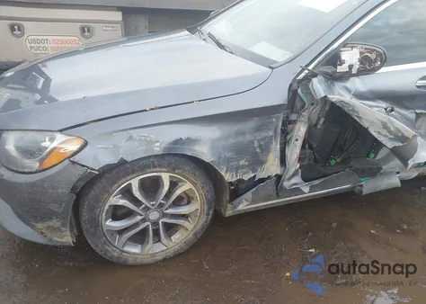 2017 Mercedes-Benz C 300 z USA, uszkodzony, nr VIN 55SWF4JB9HU179392